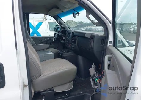 2017 Chevrolet Express 2500 Work Van z USA, uszkodzony, nr VIN 1GCWGAFFXH1277638